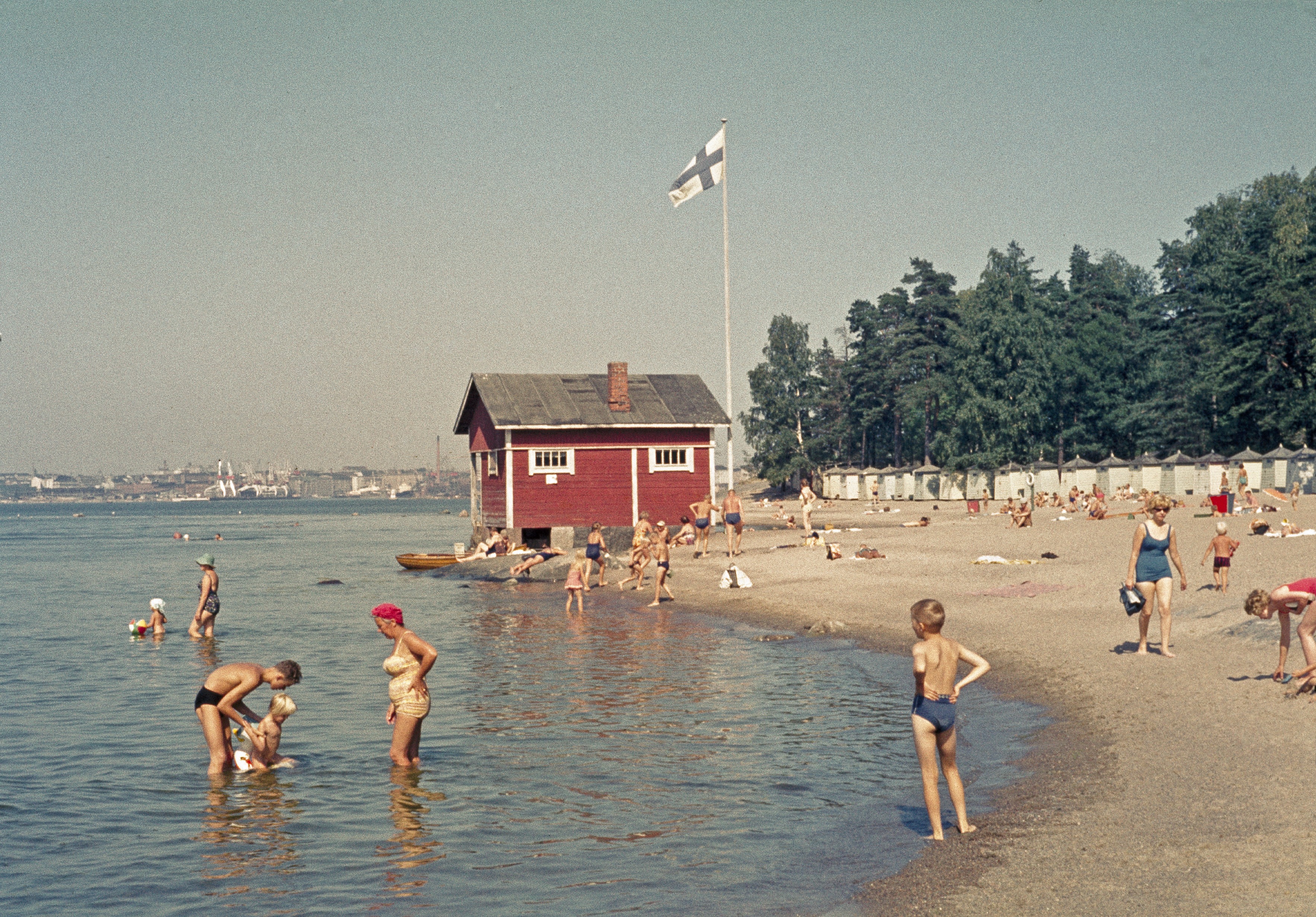 Pihlajasaaren uimarannalla vuonna 1963