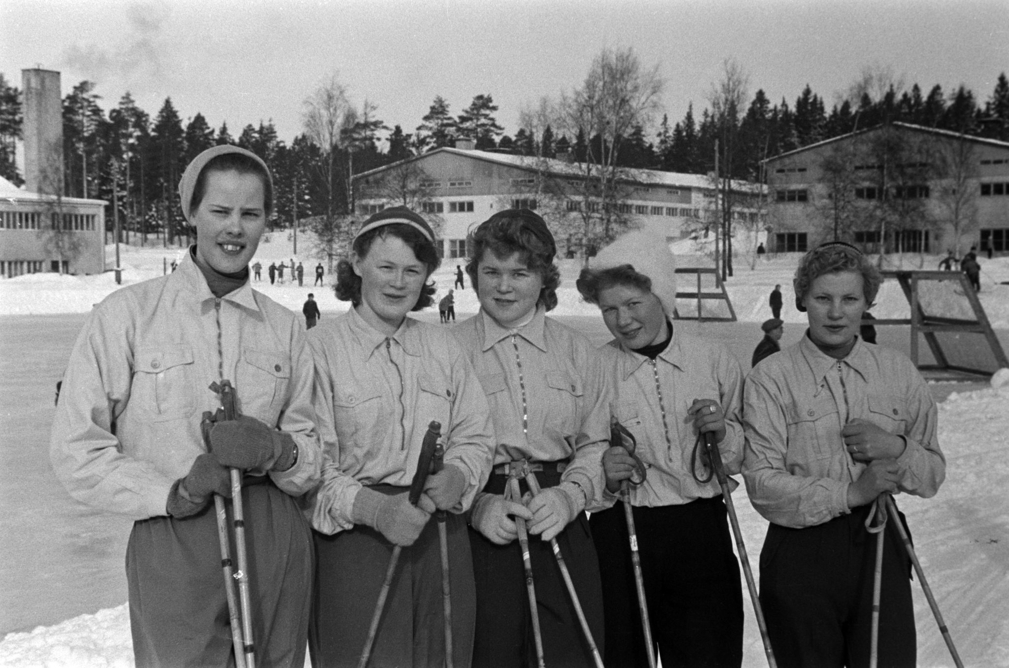 Ruskeasuon liikuntapuiston hiihtokilpailut 1950, taustalla Ruskeasuon tallit ja Ruskeasuon urheiluhalli. Kuvaaja tuntematon, Helsingin kaupunginmuseo.