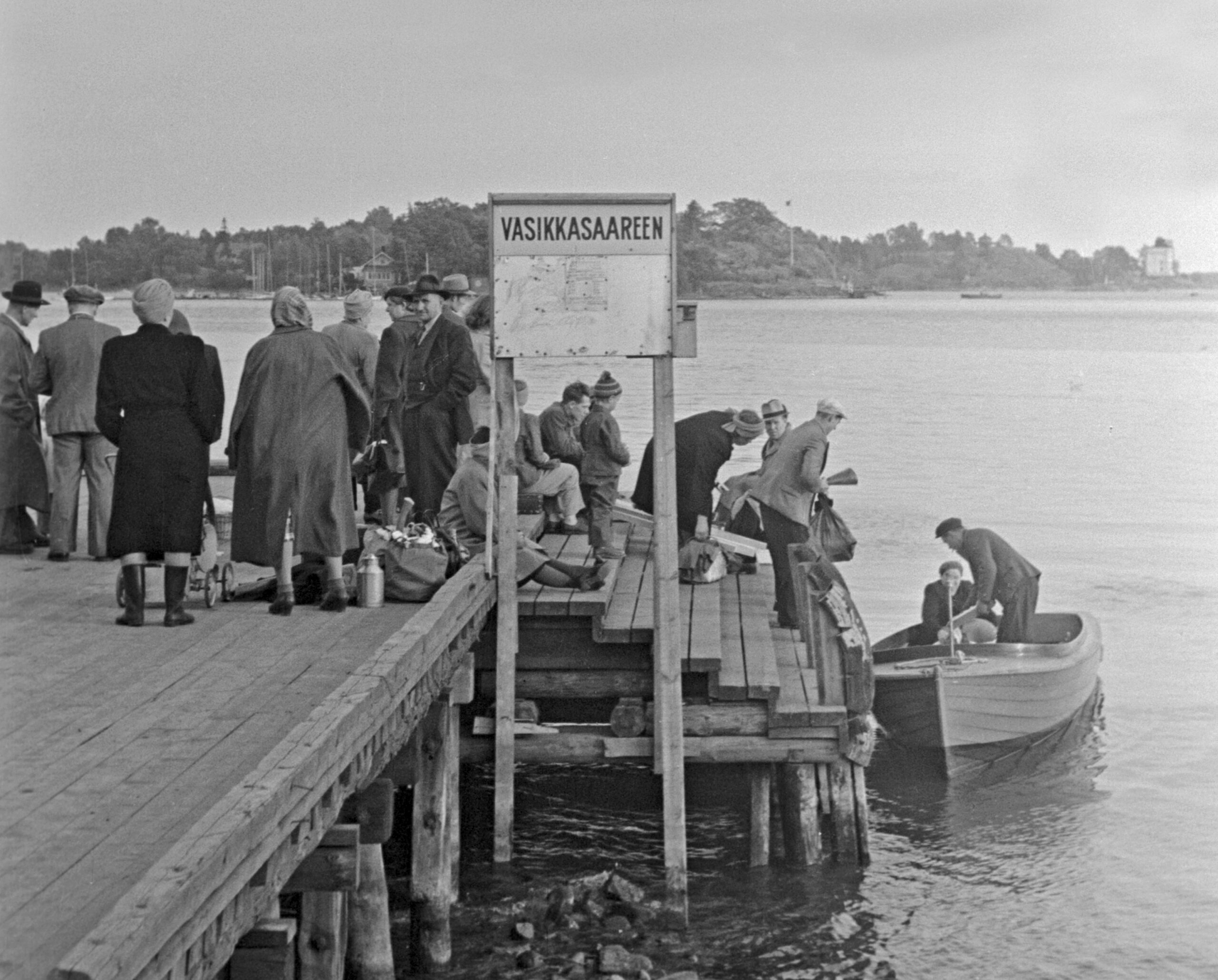Laituri Sörnäisten rannassa, josta liikennöitiin Vasikkasaareen vuonna 1950. Kuva Eino Heinonen. Helsingin kaupunginmuseon kuva-arkisto.